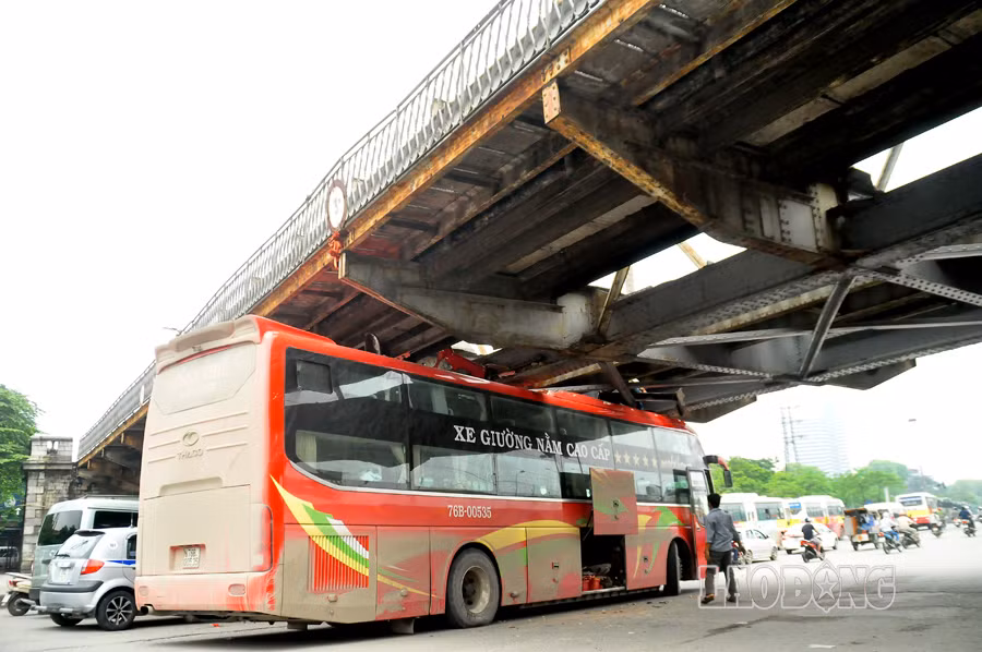 Anh Đặng Quang Hưng, 36 tuổi, lái xe cho biết: "Xe xuất phát từ 10h đêm qua ở Trà Bồng ra thăm Lăng Bác Hồ, chạy xuyên đêm. Đến đoạn đường này do không biết đường đi, thấy các phương tiện khác qua được nên tôi cũng chạy qua, không ngờ sự việc lại xảy ra thế này".