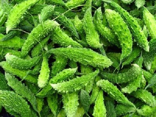 Mặt nạ xóa mờ đốm nâu. Cho khổ qua, cà chua và nước chanh theo tỷ lệ bằng nhau vào máy sinh tố xay nhuyễn. Sau đó, rửa da mặt và cổ thật sạch rồi thoa hỗn hợp này lên khoảng 20 phút rồi rửa lại bằng nước sạch. Sử dụng mặt nạ này thường xuyên sẽ giúp bạn xóa mờ những đốm nâu trên da một cách nhanh chóng.