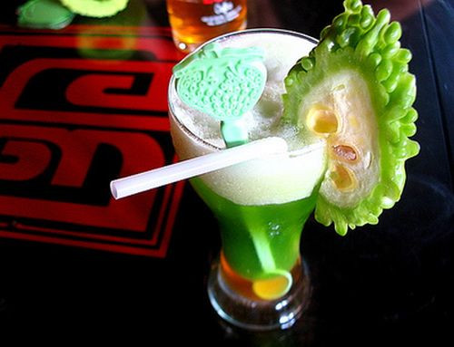 Giảm cân. Trong mướp đắng có thành phần thanh lọc mỡ. Cũng theo nghiên cứu của một nhà khoa học Mỹ cho thấy nếu mỗi ngày dùng 1 gam thành phần thành phần thanh lọc mỡ này có thể ngăn chặn cơ thể hấp thụ khoảng 100 gam mỡ. Mỗi ngày bạn hãy ăn ít nhất 1 quả mướp đắng để giảm béo và hãy ăn sống để bảo toàn được chất lượng nếu chúng ta ăn sống mà không qua chế biến như: xào, nấu…