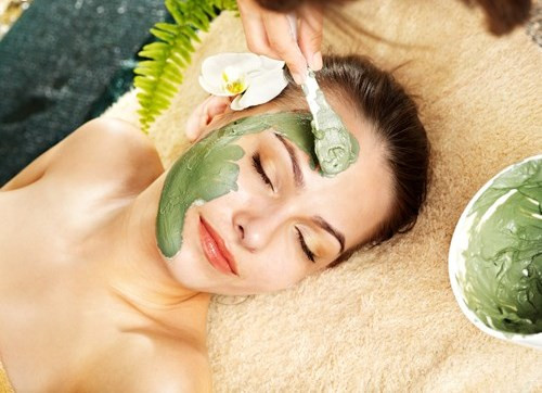 Chống lão hóa. Bạn chỉ cần cho 1/2 trái khổ qua (đã bỏ hạt), 1 nhánh nha đam và 1 muỗng cà phê mật ong vào máy sinh tố xay nhuyễn mịn. Sau đó, thoa hỗn hợp này lên lên da mặt khoảng 15 phút rồi rửa lại bằng nước sạch. Vì mặt nạ dưỡng da này chứa đồi dào chất xơ, vitamin C và chất chống ôxy hóa nên có tác dụng kháng viêm, dưỡng ẩm, giải độc tố, làm sáng da và chống lão hóa rất tốt.