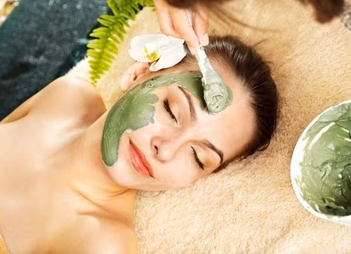 Chống lão hóa. Bạn chỉ cần cho 1/2 trái khổ qua (đã bỏ hạt), 1 nhánh nha đam và 1 muỗng cà phê mật ong vào máy sinh tố xay nhuyễn mịn. Sau đó, thoa hỗn hợp này lên lên da mặt khoảng 15 phút rồi rửa lại bằng nước sạch. Vì mặt nạ dưỡng da này chứa đồi dào chất xơ, vitamin C và chất chống ôxy hóa nên có tác dụng kháng viêm, dưỡng ẩm, giải độc tố, làm sáng da và chống lão hóa rất tốt.