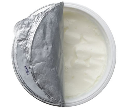 Sữa chua Hy Lạp không béo. Sữa chua không đường chứa khá nhiều protein nên rất thích hợp trở thành bữa phụ. Để cho hương vị trở nên ngon hơn, hãy cho thêm các loại hoa quả như táo, bơ, lê… để trở thành món “hoa quả sữa chua” tuyệt ngon. Đồng thời sữa chua cũng chứa các vi khuẩn có lợi giúp tiêu diệt các vi khuẩn có hại gây đầy bụng, khó tiêu.