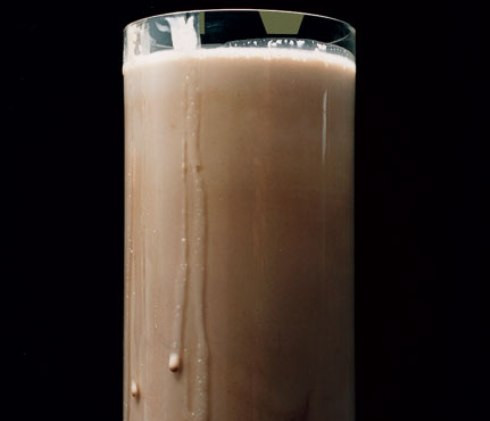 Sô cô la sữa ít béo. Đây là đồ uống lý tưởng sau những bài tập giảm cân, nó vừa cung cấp năng lượng vừa giúp cho cơ bắp rắn chắc mà không sợ béo bụng.