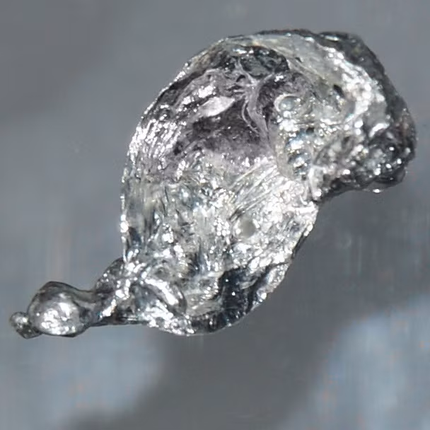 Cadmium là một thành phần độc hại có trong son môi. Cadmium có thể được liên kết với ung thư phổi.