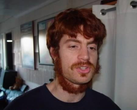 Nghệ thuật để râu quai nón vòng qua cổ nối liền với tóc.