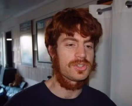 Nghệ thuật để râu quai nón vòng qua cổ nối liền với tóc.