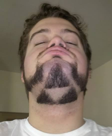 Chỉ khi ngẩng mặt lên chàng trai này mới show được tác phẩm của mình.