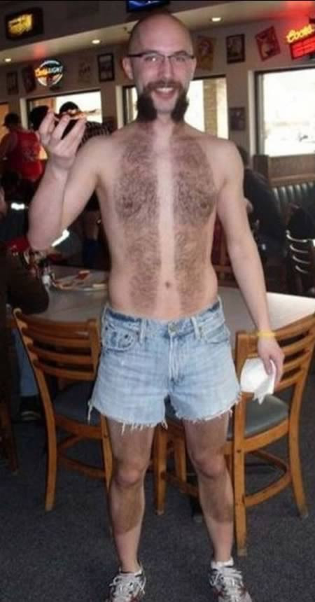 Anh chàng này còn kỳ công tới mức cắt tỉa cả râu với lông trên cơ thể để kết hợp hài hòa với nhau.