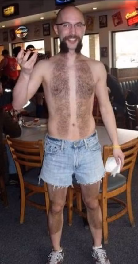 Anh chàng này còn kỳ công tới mức cắt tỉa cả râu với lông trên cơ thể để kết hợp hài hòa với nhau.