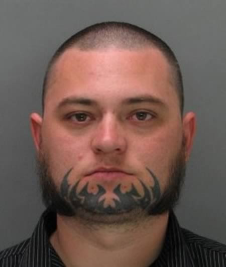 Anh chàng này còn xăm râu để thể hiện cá tính.