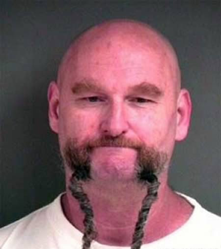 Phong cách râu tết 2 bên.