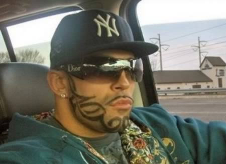 Dân chơi chính hiệu với bộ râu hoa văn.