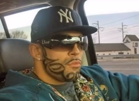 Dân chơi chính hiệu với bộ râu hoa văn.