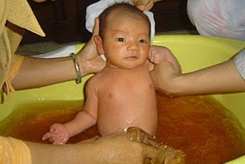 Nếu muốn tắm lá thì phải xem da bé thuộc loại gì, bé nên tắm loại lá nào vào thời kì nào. Bị mẩn ngứa, mụn, rôm sảy có nên tắm lá cho bé không, những điều này cần được tư vấn từ bác sĩ.