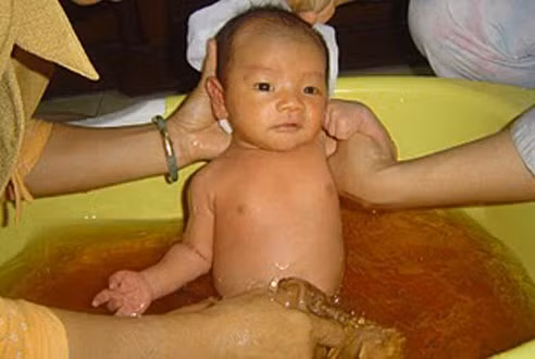 Nếu muốn tắm lá thì phải xem da bé thuộc loại gì, bé nên tắm loại lá nào vào thời kì nào. Bị mẩn ngứa, mụn, rôm sảy có nên tắm lá cho bé không, những điều này cần được tư vấn từ bác sĩ.