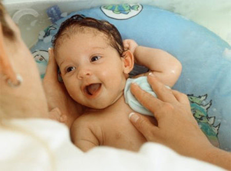 Không vắt nhiều chanh hay đun nước lá quá đặc. Việc vắt nhiều chanh vào nước tắm hay trực tiếp xát chanh lên da dễ khiến da bé bị kích ứng, tổn thương do hàm lượng axit quá cao. Nếu hòa chanh, muối vào nước tắm, không nên dùng quá nhiều mà cần phải để ý tỷ lệ hợp lý, vì nếu không sẽ gây xót và dễ làm kích ứng làn da non nớt của bé.