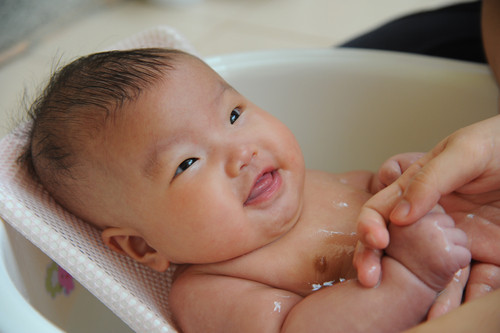 Khi tắm không được chà xát mạnh để tránh viêm nhiễm da. Các loại lá dùng tốt nhất là lá kim ngân hoa, lá đào (ăn quả). Tuy nhiên, những loại lá này cần được rửa sạch, ngâm trước khi đun để loại bỏ độc tố.