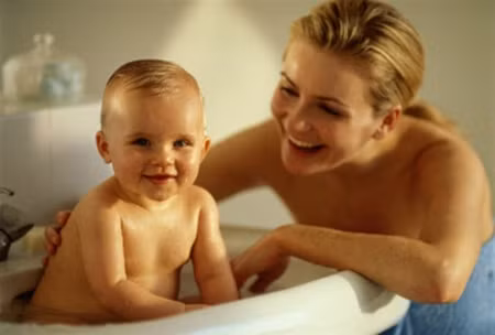 Với việc nấu nước lá, các mẹ cũng không nên nấu quá đặc, vì lượng tinh bột của lá có thể đọng nhiều trên da, gây nhiễm khuẩn, viêm da, dị ứng cho bé.