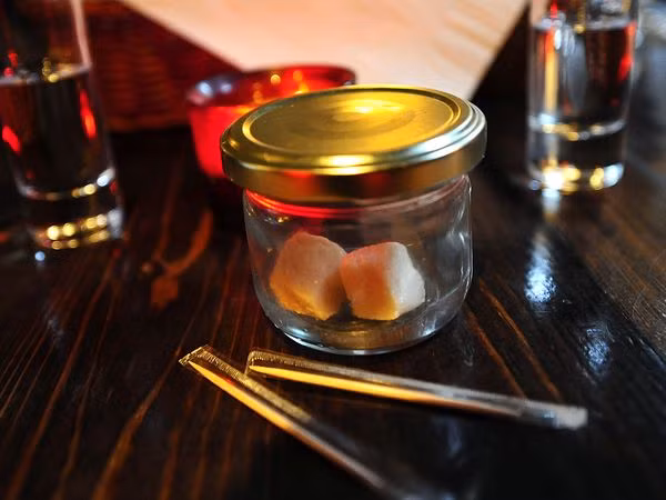 Món Hákarl (Iceland). Trong lễ hội Thorrablót giữa mùa đông truyền thống của Iceland. Người dân nước này thường dâng đồ lễ cho các linh hồn và các vị thần xứ Scandinavi, trong đó không thể thiếu món Hákarl. Hákarl là thịt cá mập, được vùi lấp trong cát và sỏi để tạo quá trình lên men, sau đó được cắt thành từng dải rồi treo lên hong khô. Quá trình này được thực hiện trong khoảng vài tháng để tạo ra sản phẩm cuối cùng.