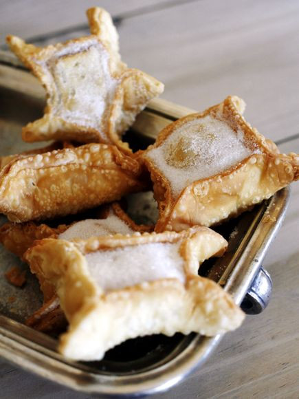 Bánh cho ngày Cách mạng tháng 5 (Argentina). Những chiếc bánh ngọt nhiều lớp được rán, sau đó nhúng xirô ngọt và rắc đường bên ngoài. Người dân địa phương luôn làm những chiếc bánh truyền thống này trong sự kiện chính trị ngày 25/5/1810, ngày Argentina giành được độc lập từ Tây Ban Nha.