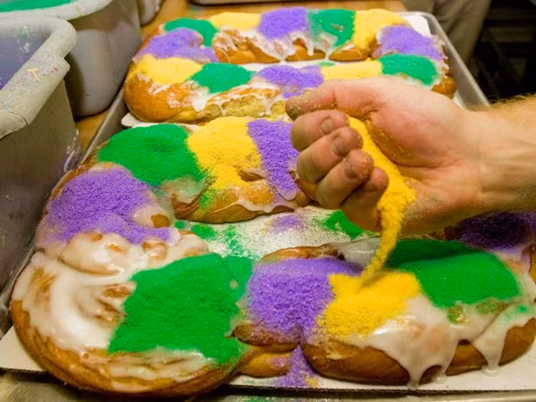 Bánh vua (Mỹ). Bánh Vua là một nét đặc trưng trong ngày hội Mardi Gras. Nó có dạng bánh mì xoắn với lớp kem phủ trên mặt, lớp đường bột rắc ở trên có màu xanh, tím và vàng. Người ta cho vào bên trong nhân bánh một món đồ sứ xinh xinh và nướng lên. Phổ biến nhất là hình nhà vua đội vương miện, đây được xem như biểu tượng của sự may mắn.