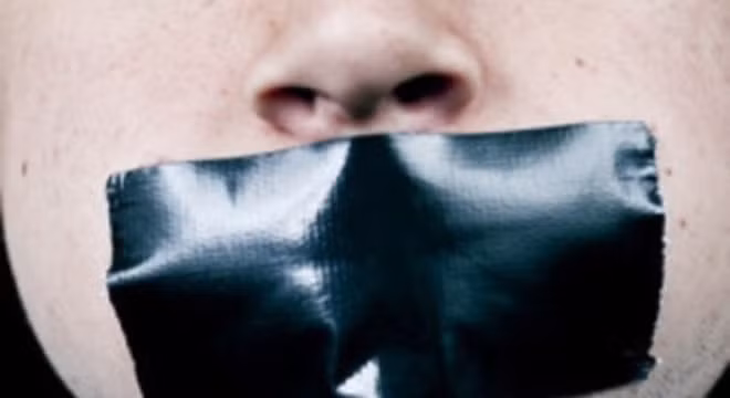 Sau đó, y tá Shang Jianjian nói với mẹ bé Ruirui rằng, những vết hẳn đỏ là do họ đã dùng băng dính để dán núm vú vào miệng của bé.