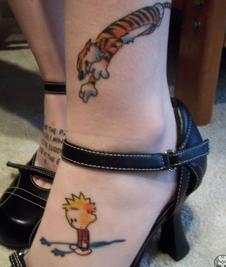 Cô gái với hình xăm hoạt hình Calvin và Hobbes.