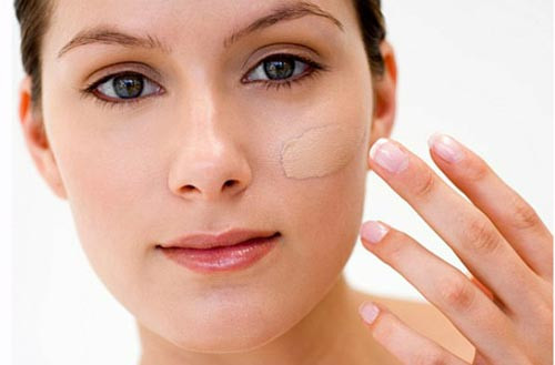 Thoa lớp kem nền mỏng. Thay vì đánh một lớp kem nền dày như mùa đông, vào mùa hè, chị em phụ nữ chỉ cần thoa một lớp kem nền mỏng để khuôn mặt trở nên nhẹ nhõm và tự nhiên nhất. Nếu cần bạn cũng có thể sử dụng một chút kem che khuyết điểm cho đôi mắt để chúng trở nên sinh động và rạng rỡ hơn.