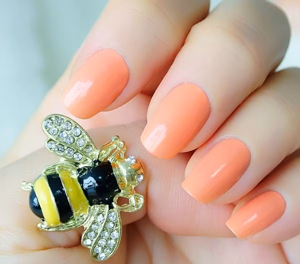 Móng. Điều cuối cùng không kém phần quan trọng là chăm sóc móng và sơn móng. Màu sơn móng tay và móng chân luôn cùng màu.