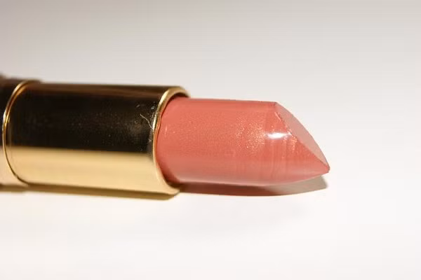 Tô điểm đôi môi ngọt ngào và thơm mát. Một nguyên tắc bất di bất dịch khi tô son đó là sử dụng kem dưỡng môi trước khi thoa son. Chúng sẽ giúp môi bạn mềm mại và giữ màu tốt hơn. Một đôi môi căng mọng với những gam màu ngọt ngào sẽ là gợi ý tuyệt vời cho mùa hè.