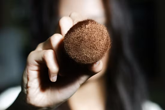 Phấn phủ bột. Phấn phủ dạng bột là mĩ phẩm được các chuyên gia trang điểm khuyên bạn nên dùng trong tiết trời mùa hè. Sau khi hoàn thành lớp nền, bạn chỉ cần phủ nhẹ một lớp phấn đều khắp mặt để rạng rỡ. Với ưu điểm thấm hút tốt để tránh tình trạng bóng nhờn cho da và dễ sử dụng, phấn phủ dạng bột sẽ giúp bạn che khuyết điểm hoàn hảo và trông thật tự nhiên, nhẹ nhàng.