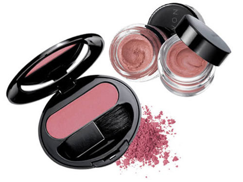 Phấn má hồng. Một chút phấn má màu be hay da cam đang cực hot cho mùa hè năm nay sẽ giúp mọi cô gái trở nên đáng yêu hơn. Chắc chắn bạn sẽ trở nên dịu dàng và nữ tính hơn trong mắt các anh chàng khác phái.