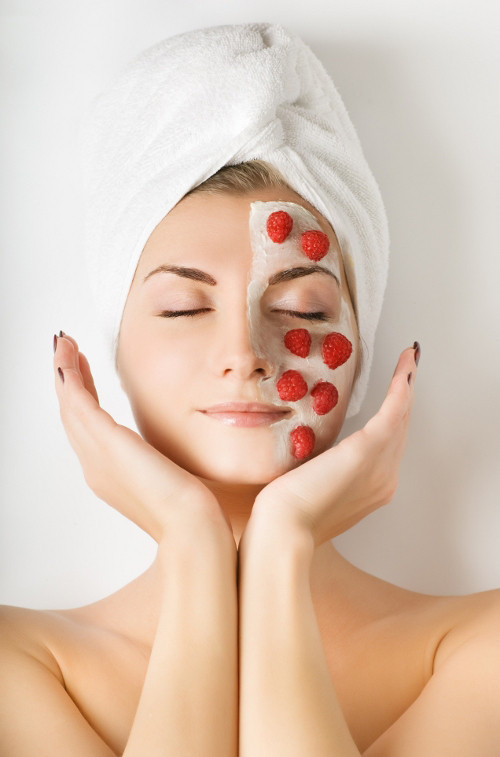 Dâu tây. Trong dâu tây có chứa rất nhiều vitamin C – một chất giúp tăng cường hệ miễn dịch và chống oxy hóa cực hiệu quả. Bạn có thể trộn đều dâu tây đã được xay với sữa tươi và caffe bột. Sau đó thoa đều lên da mặt, sau 30 phút bạn rửa sạch mặt với nước ấm.