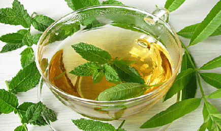 Mặt nạ từ lá bạc hà. Trong bạc hà có một loại chất kháng khuẩn rất hiệu quả đối với mụn cám. Bạn chỉ cần nghiền nát một ít lá bạc hà rồi đắp lên mặt sau đấy rửa lại nước lạnh. Một tuần nên đắp mặt nạ trị mụn cám bằng bạc hà khoảng 3 lần và mỗi lần khoảng 10 phút.