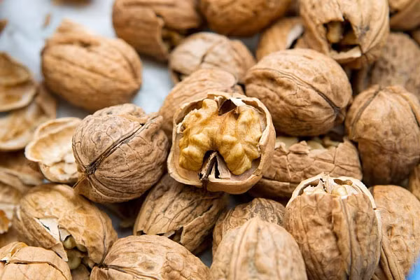 Quả óc chó. Quả óc chó chứa axit béo omega-3 lành mạnh, thứ rất tốt cho bạn theo nhiều cách. Các chuyên gia tin rằng omega-3 giúp cơ thể bạn chống lại đau ốm. Một nghiên cứu nhỏ cho thấy nó giúp giảm một số bệnh nhiễm trùng hô hấp ở trẻ em. Quả óc chó dễ dàng trộn vào hỗn hợp đồ ăn nhẹ hay rắc lên ngũ cốc cho bé dùng.