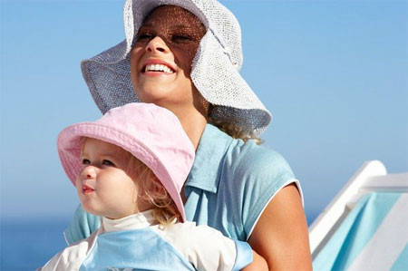 Hạn chế đi ra ngoài trời và khi cần ra ngoài thì phải mặc áo quần che kín da và đội nón rộng vành che phủ kín vùng cổ gáy phòng say nắng.