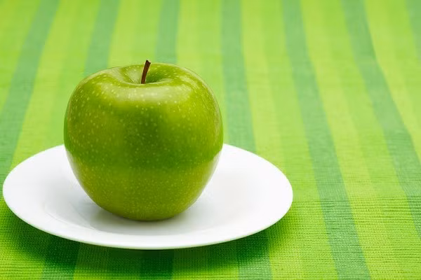 Táo. Táo là loại trái cây luôn luôn được khuyến khích sử dụng cho mẹ bầu vì nó chứa nhiều chất dinh dưỡng và vitamin cần thiết như axit malic, tannin và chất xơ. Nhiều phụ nữ mang thai không muốn tăng cân quá nhiều và táo là thực đơn lý tưởng hàng ngày. Táo làm mẹ bầu không tăng cân quá nhanh nhưng nó lại giúp ích cho sự phát triển của thai nhi. Loại trái cây này cũng rất tốt cho hệ tiêu hóa đặc biệt là căn bệnh táo bón hoặc tiêu chảy.