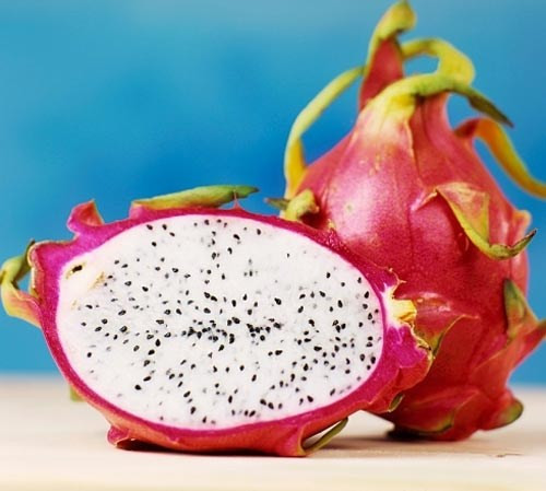 Thanh long. Thanh long là loại trái cây màu xanh đậm, khi chín có màu đỏ tươi, ruột trắng hoặc đỏ. Đây là loại trái cây phổ biến trong mùa hè ở Việt Nam. Theo Đông y, quả thanh long có vị ngọt, chua, tính mát, tác dụng thanh nhiệt, nhuận phế, chỉ khái, hoá đàm tốt cho mẹ bầu. Thanh long cũng là loại quả ít dùng đến thuốc trừ sâu bởi lớp vỏ dầy nên mẹ bầu có thể thoải mái thưởng thức mà không lo bị ảnh hưởng bởi các loại thuốc có hại.