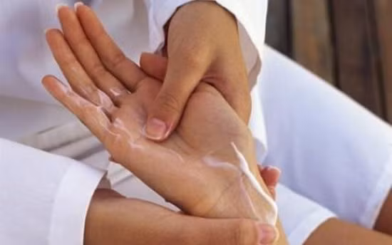 Massage bàn tay. Hãy cho phép đôi bàn tay của bạn được nghỉ ngơi bất cứ khi nào chúng mệt mỏi và massage chúng. Massage tay sẽ làm cho máu lưu thông tốt hơn, giúp trẻ hóa và lấy lại sức sống cho bàn tay. Với những động tác massage đơn giản, bạn sẽ nhanh chóng có được bàn tay mịn màng và tươi trẻ.