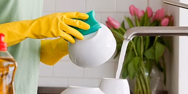 Tránh để da tay tiếp xúc với xà phòng. Xà phòng giặt và nước rửa bát đều chứa chất tẩy cao, làm cho da tay khô ráp và nhăn nheo, từ đó chống lão hóa. Tốt nhất, bạn nên đeo găng tay mỗi lần giặt quần áo và rửa bát chén.