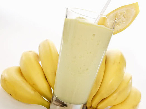 Sinh tố chuối, đu đủ. Bữa điểm tâm buổi sáng nếu có thêm cốc chuối và đu đủ thái miếng nhỏ trộn với và sữa chua sẽ cung cấp cho cơ thể nguồn năng lượng dồi dào đồng thời tốt cho mắt.