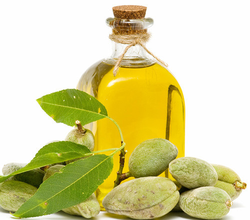 Dầu hạnh nhân. Một trong những cách dễ nhất để giảm quầng thâm mắt chính là dùng dầu hạnh nhân như một loại kem dưỡng mắt mỗi đem. Trong dầu hạnh nhân có chứa nhiều vitamin E giúp chống Oxy hóa, loại bỏ mảng tối theo thời gian.