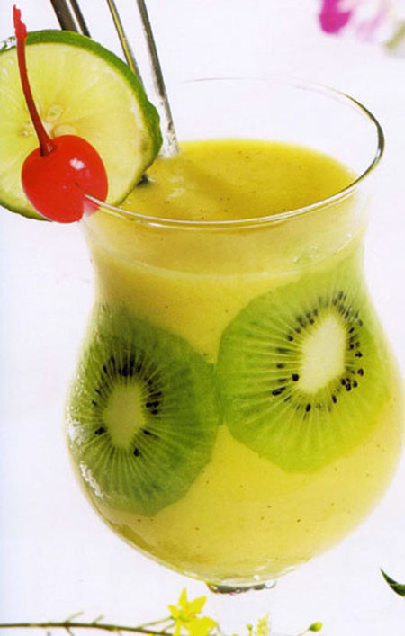 Cam, kiwi. Một quả kiwi, một quả cam, một quả chanh cùng xay ép lấy nước uống sau khi tập thể dục buổi sáng vừa bổ sung cho cơ thể lượng vitamin C dồi dào, vừa giúp da mặt luôn tươi sáng, ánh mắt lúc nào cũng cuốn hút.