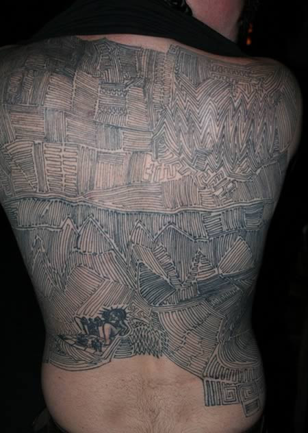 Những đường kẻ ma trận nằng chồng chéo lên nhau trên lưng một người đàn ông.