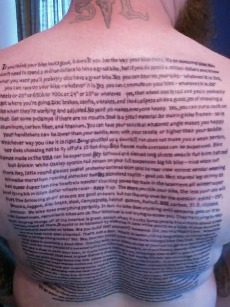 Hình xăm văn bản trên lưng này có tổng hơn 880 từ.