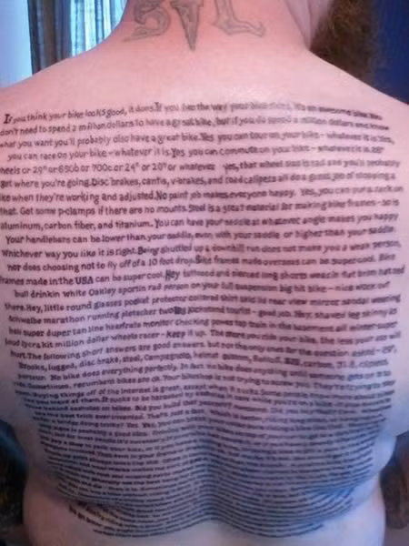 Hình xăm văn bản trên lưng này có tổng hơn 880 từ.