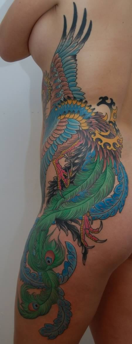 Cánh phượng đủ màu sắc uốn lượn trên thân thể người phụ nữ.