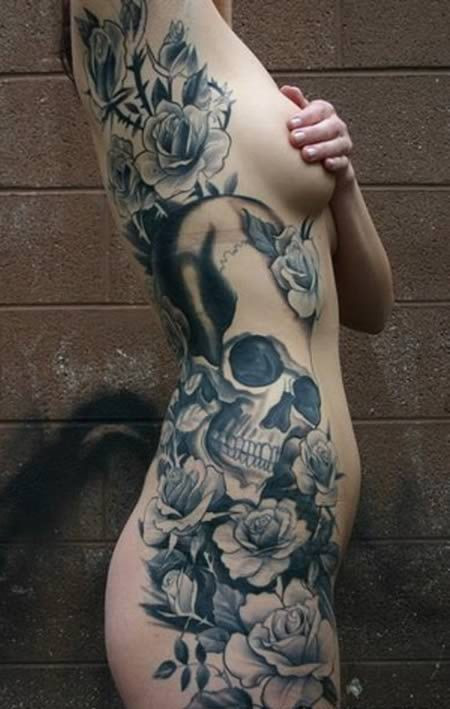 Dây leo hoa hồng đen và mặt nạ ma quỷ uốn lượn dọc theo cơ thể người.