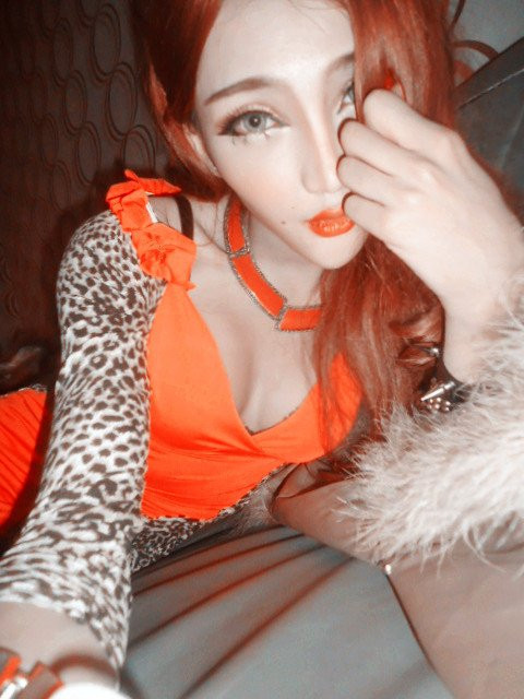 Tuy nhiên, khuôn mặt hoàn hảo chẳng thấy đâu, thay vào đó người ta chỉ khiếp sợ khi nhìn thấy diện mạo chẳng khác nào người ngoài hành tinh của cô nàng. Không chỉ có chiếc cằm nhọn hoắt, Dina còn làm mũi và thường xuyên make up cho nó thon và mảnh hết mức có thể.