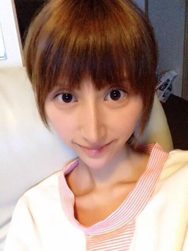 Cô gái trẻ liên tục cập nhật hình ảnh của mình trong từng giai đoạn phẫu thuật thẩm mỹ. Và việc khuôn mặt cô trông càng ngày càng xấu xí khiến các fan, cư dân mạng cực kỳ thất vọng.